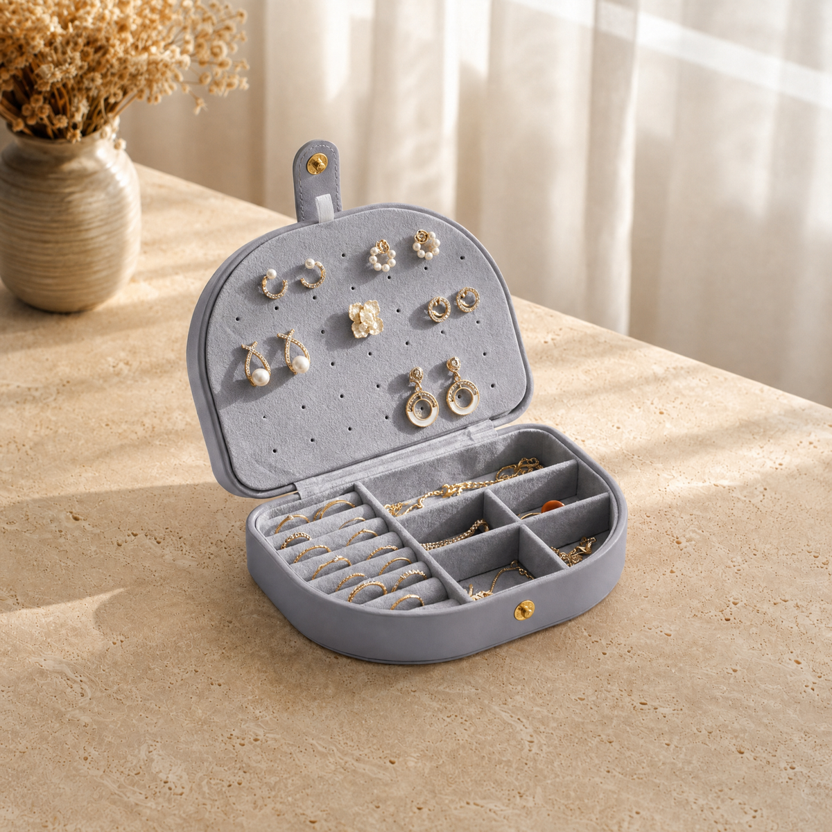 Boîte à bijoux cuir nomade compact gris ouverte avec bijoux