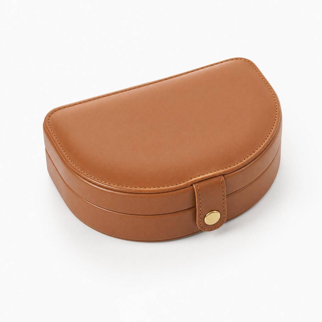 Boîte à bijoux cuir nomade compact cognac fermée fond blanc