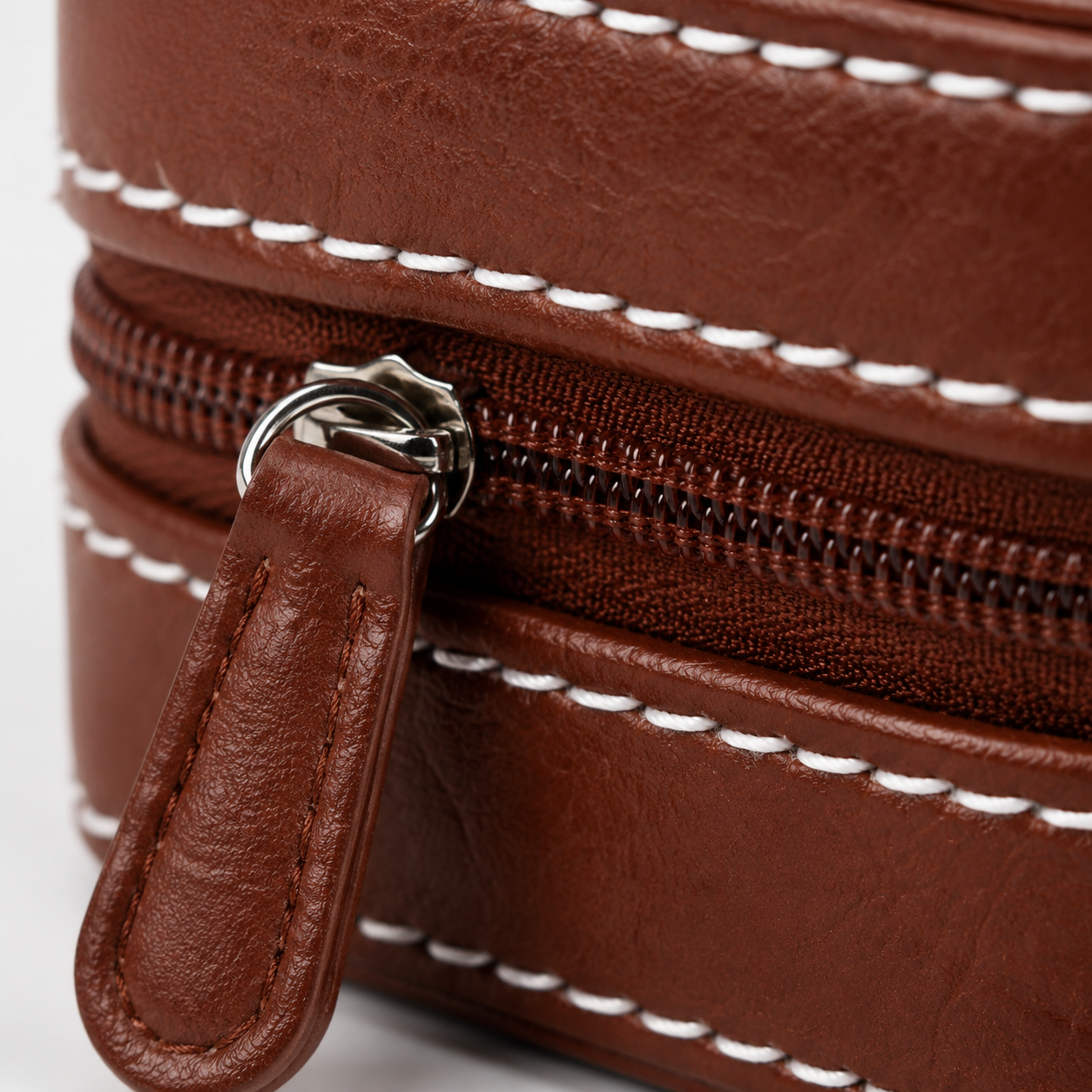 Boite a montres en cuir voyage marron - detail studio zip Image