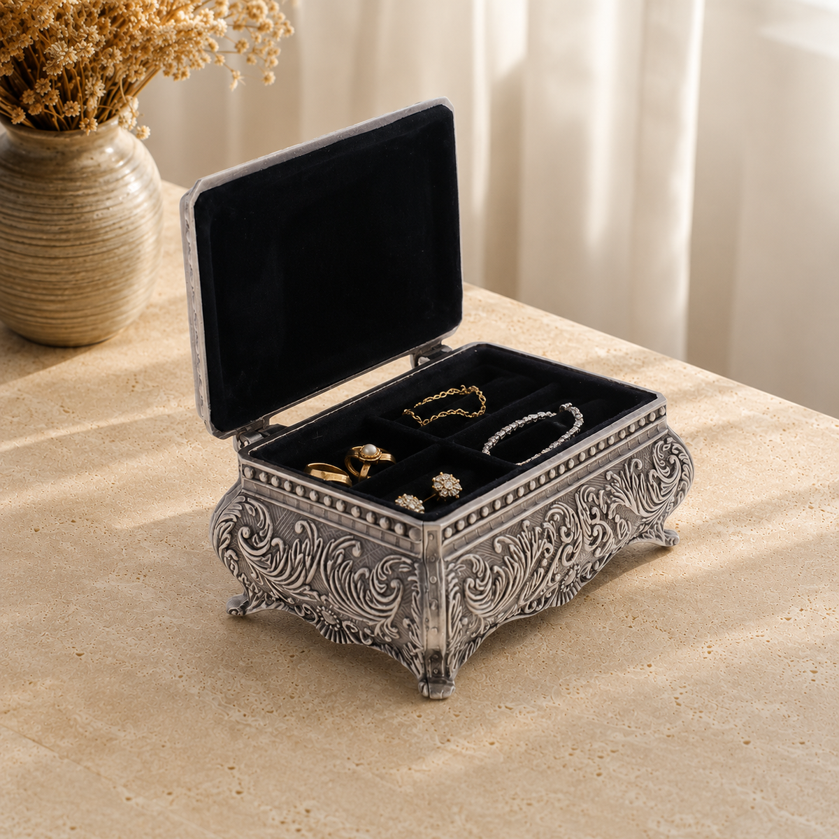 Boite a bijoux gothique en metal ouvrage - decor vase fleurs sechees