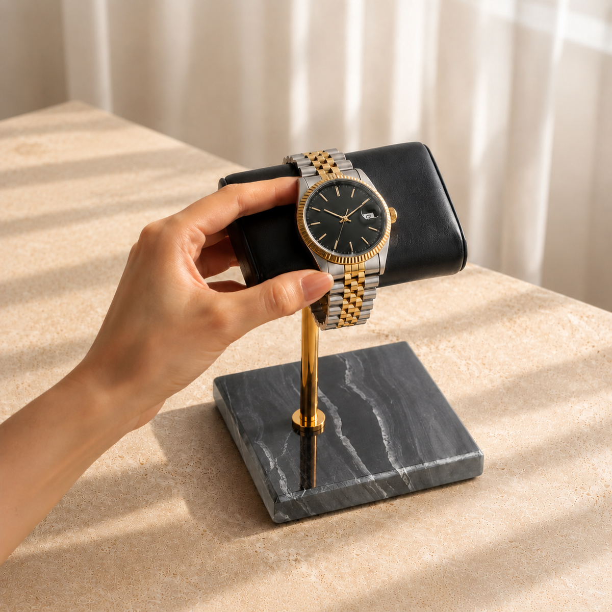 Support montre et bracelet en marbre - mise en main