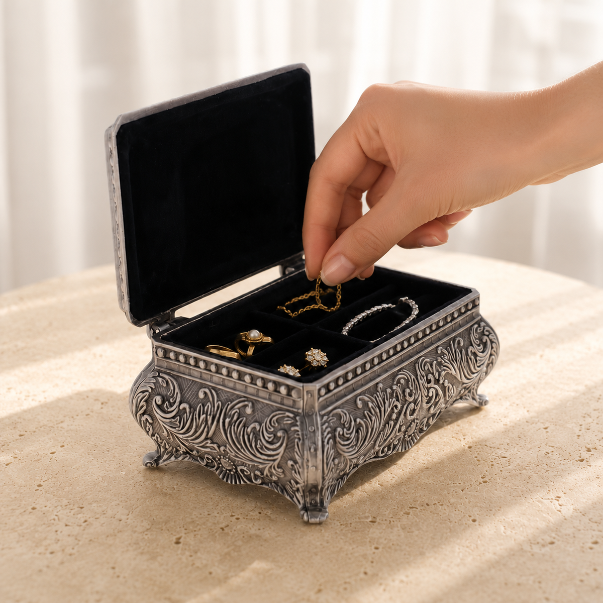 Boite a bijoux gothique en metal ouvrage - mise en main