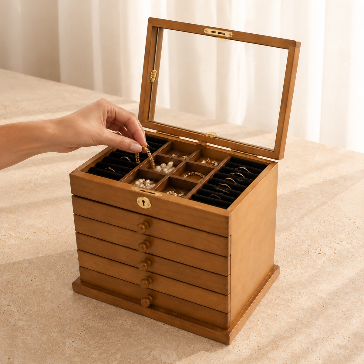 Boite a bijoux en bois 6 tiroirs - mise en main