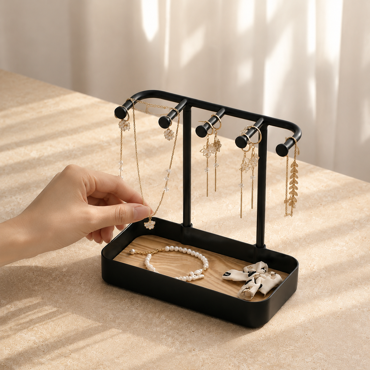Presentoir bijoux bois moderne avec tiroir noir - mise en main