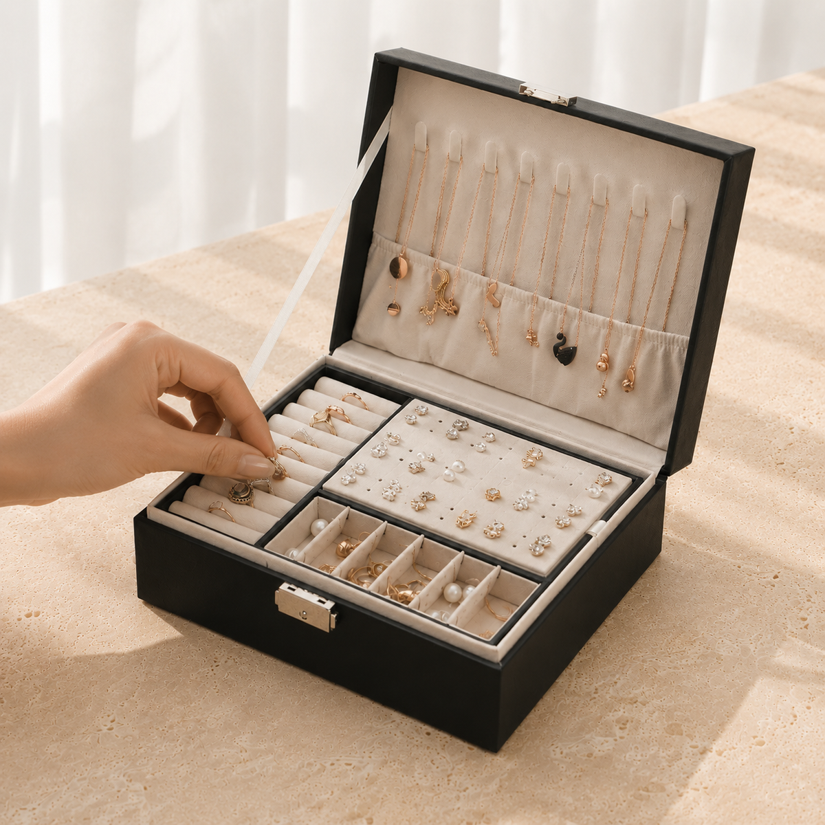Boite a bijoux cuir noir - mise en main