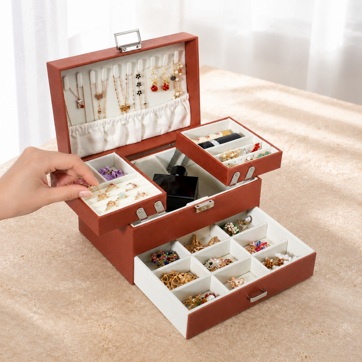 Boite a bijoux multi-niveaux en cuir marron - mise en main