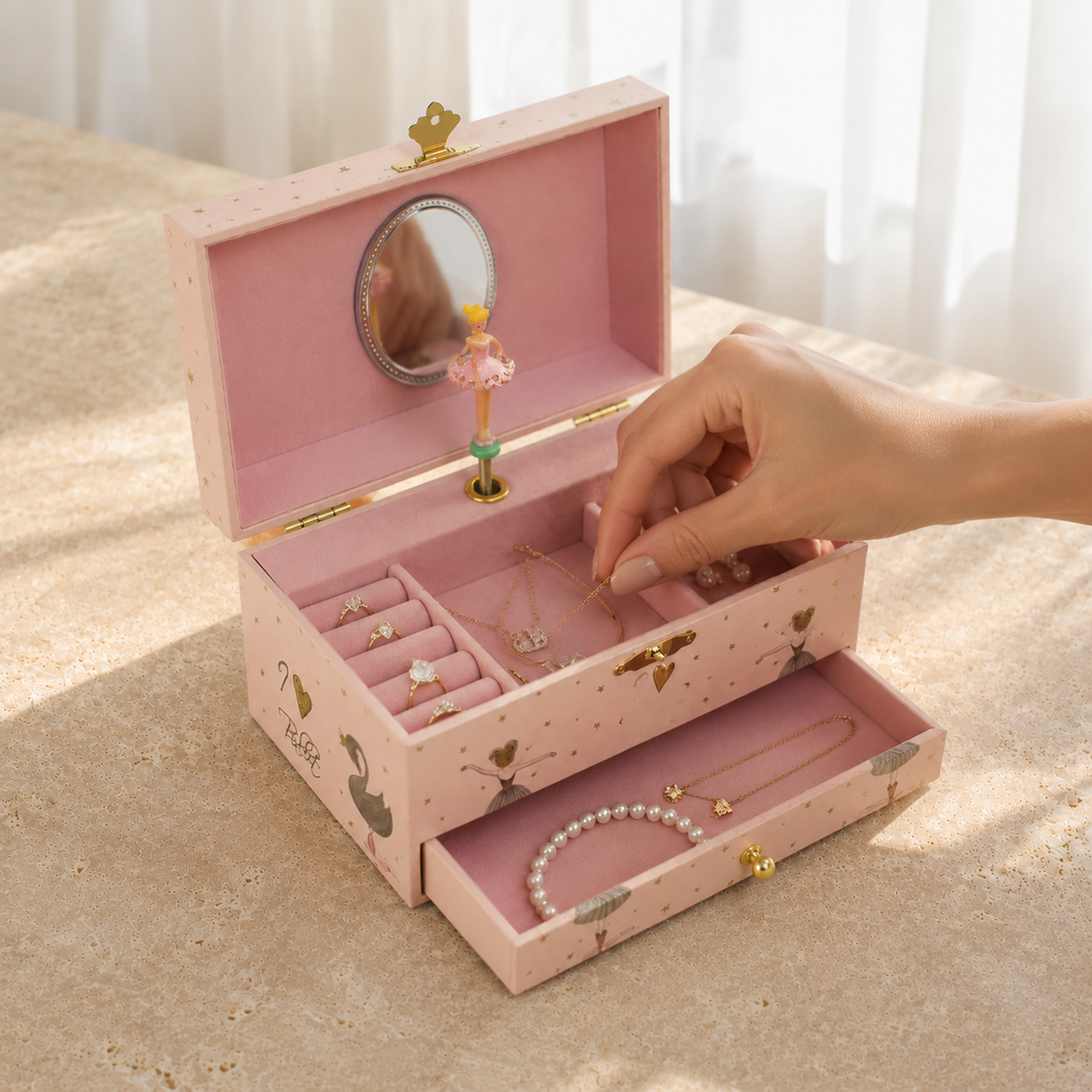 Boite a bijoux musicale ballerine avec miroir - mise en main