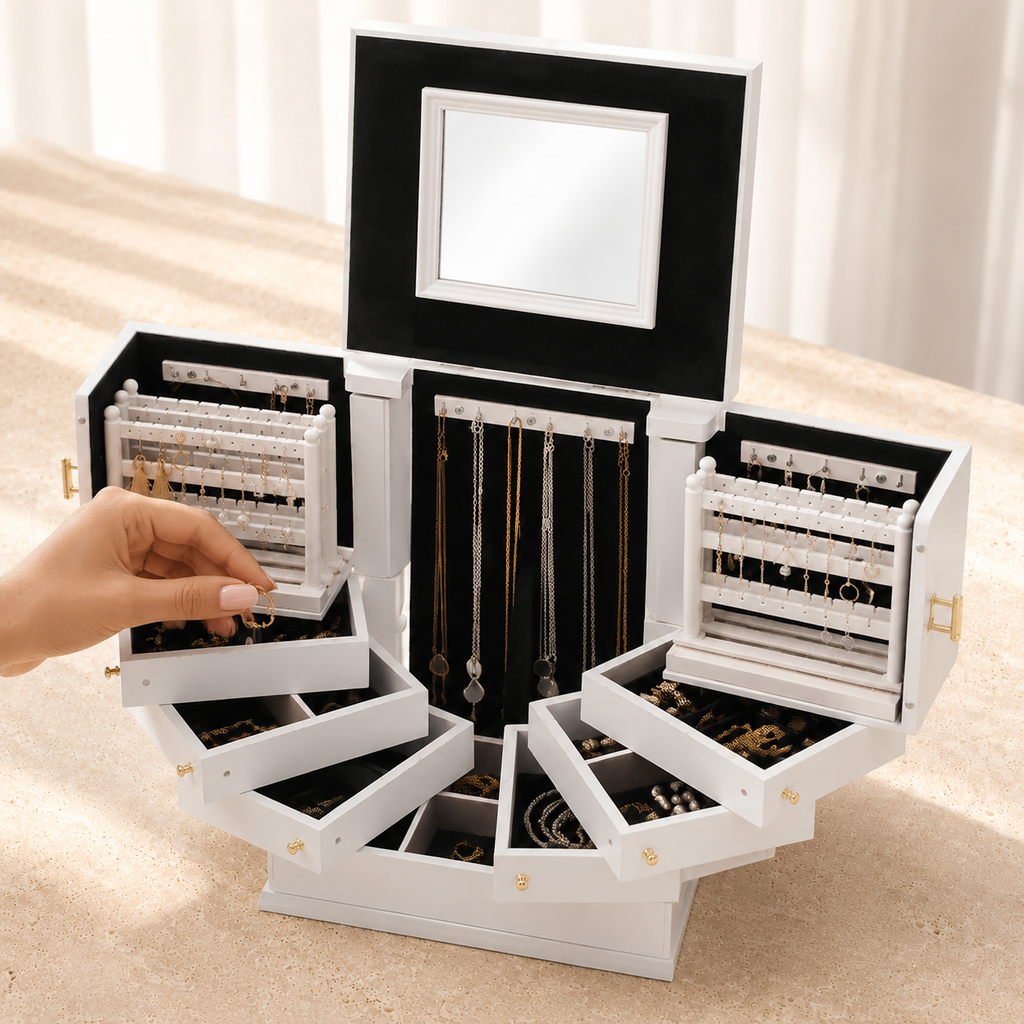 Grande boite a bijoux en bois blanc avec miroir - mise en main