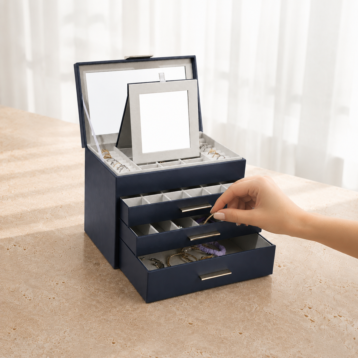Boite a bijoux avec miroir noir - mise en main