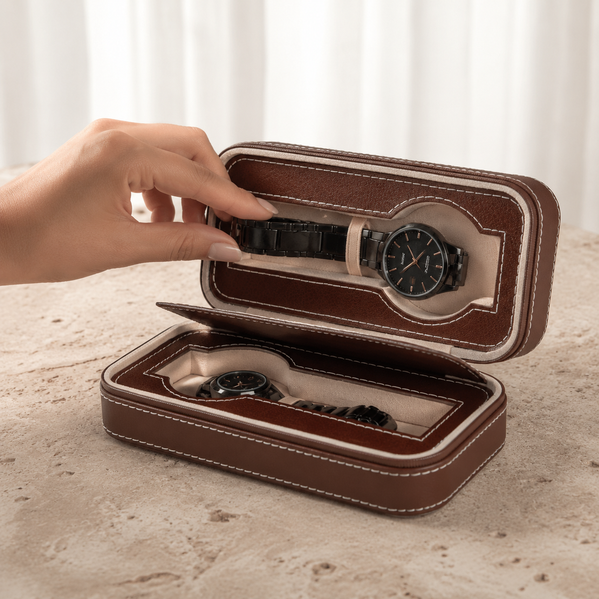 Boite a montres en cuir voyage marron 2 emplacements - mise en main