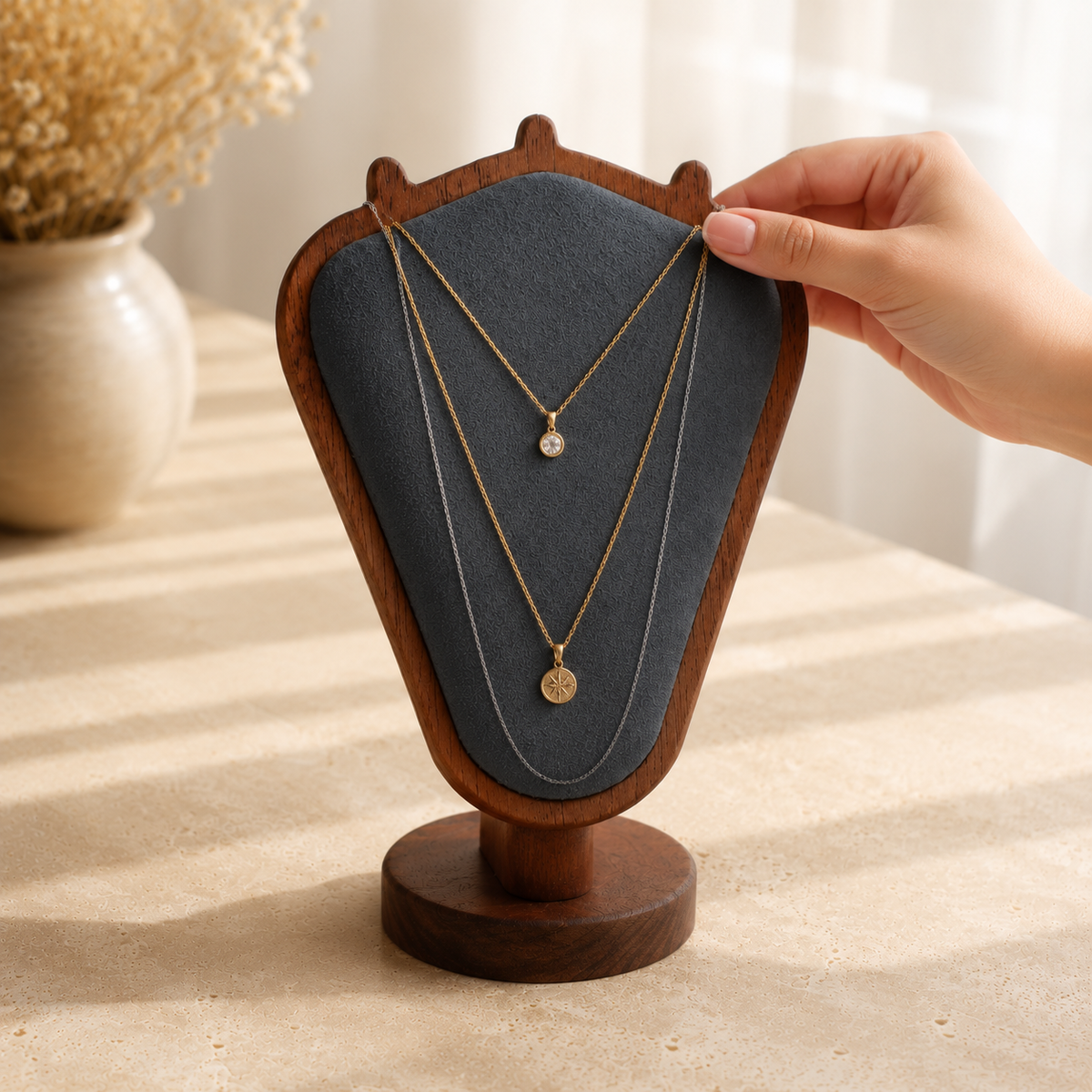 Support bijoux colliers bois gris - mise en main
