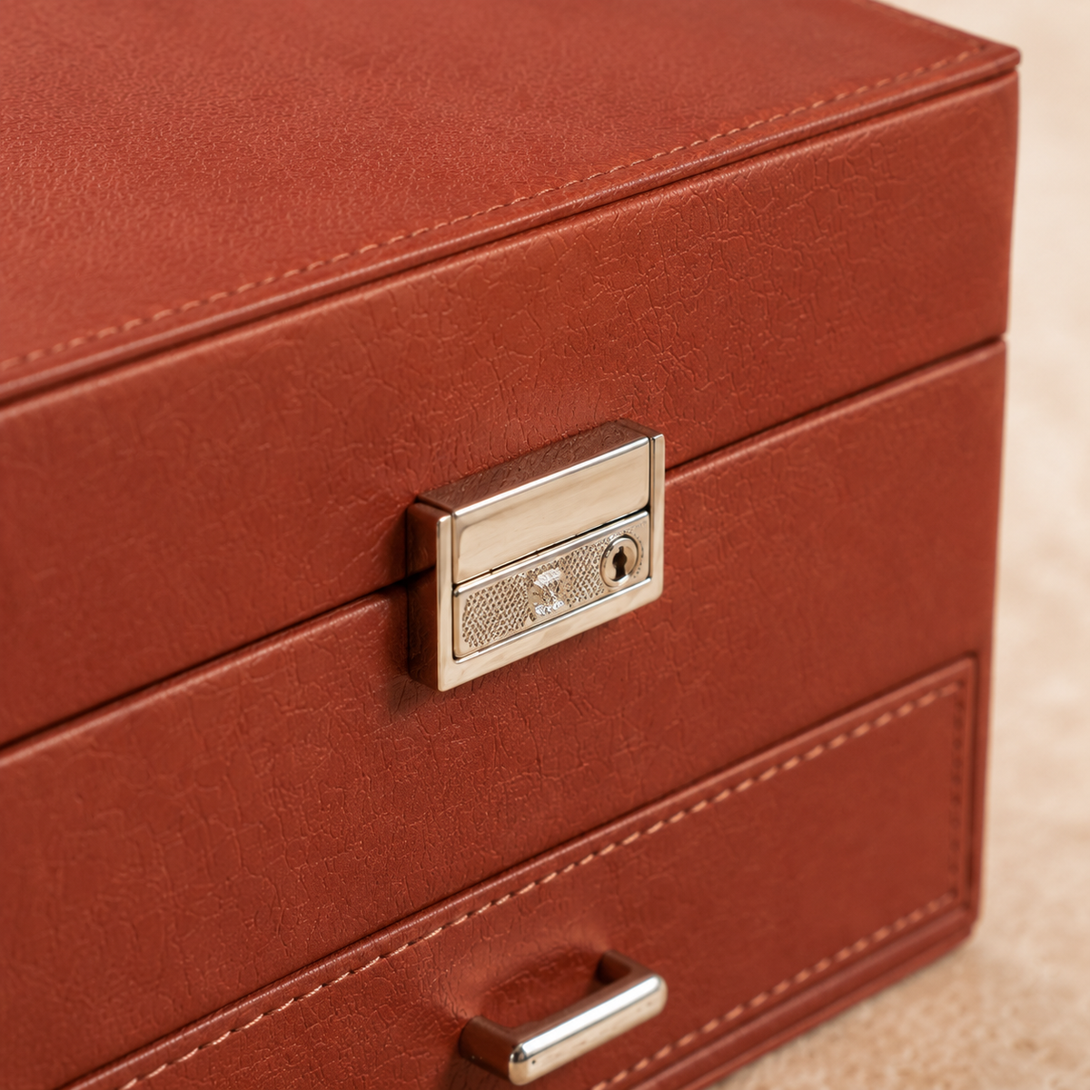 Boite a bijoux multi-niveaux en cuir marron - detail fermoir