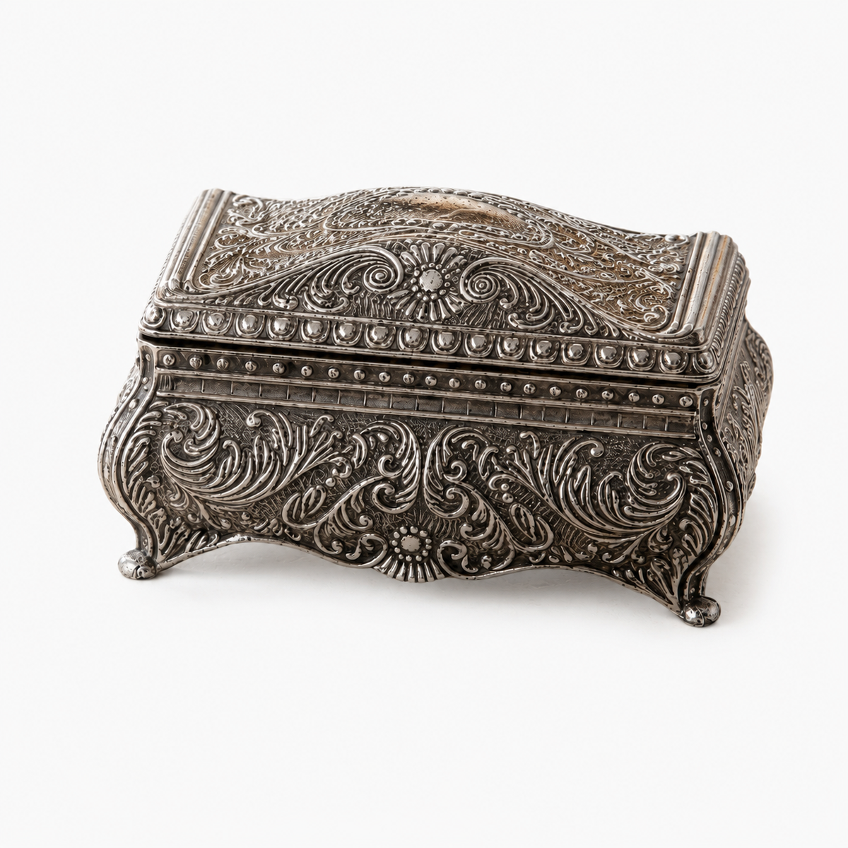Boite a bijoux gothique en metal ouvrage - vue studio Image