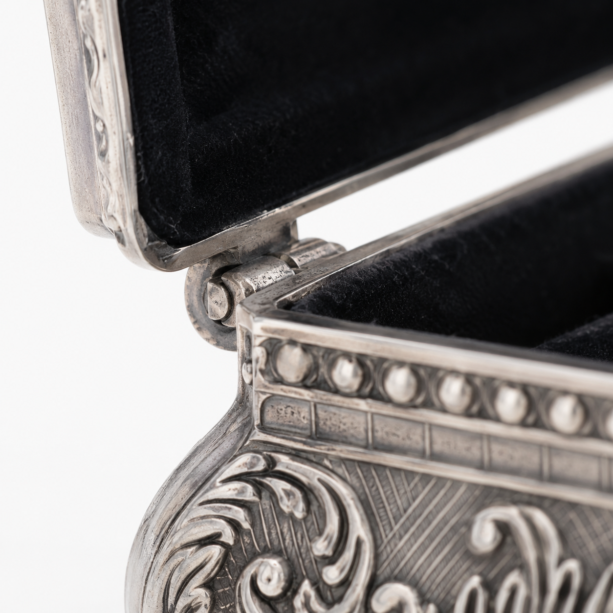 Boite a bijoux gothique en metal ouvrage - detail studio charniere Image