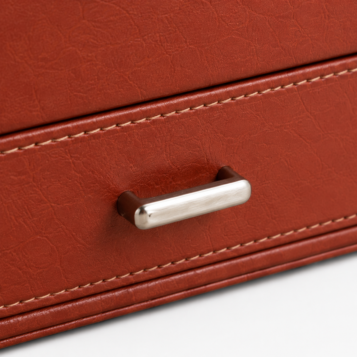 Boite a bijoux multi-niveaux en cuir marron - detail studio poignee Image