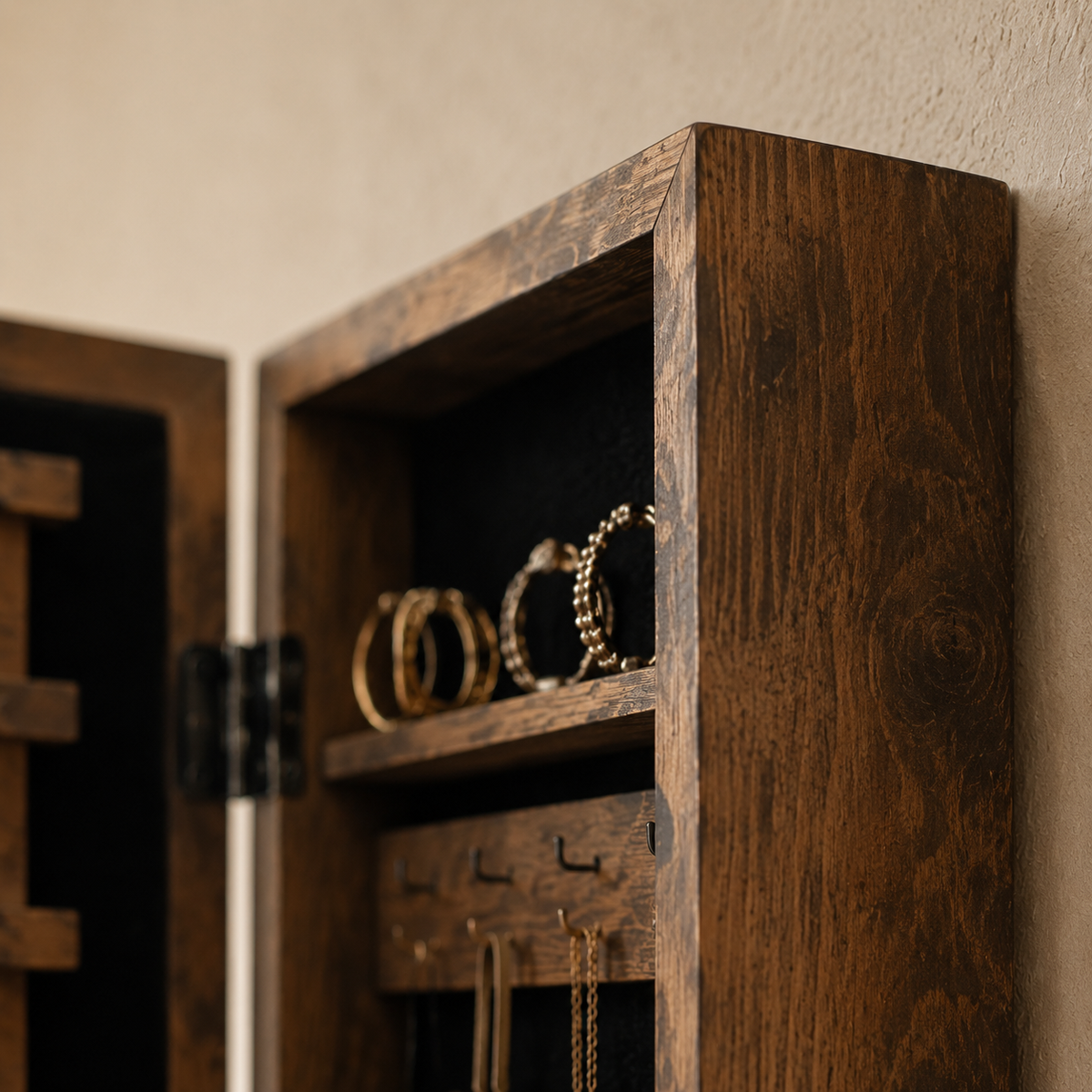 detail macro de la finition de Armoire À Bijoux Murale Bois Foncé Avec Miroir