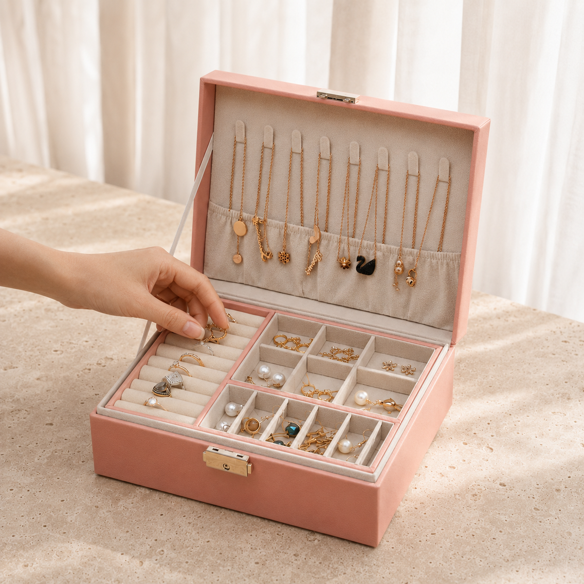 Boîte À Bijoux Cuir Rose en situation, main pour reference d'echelle
