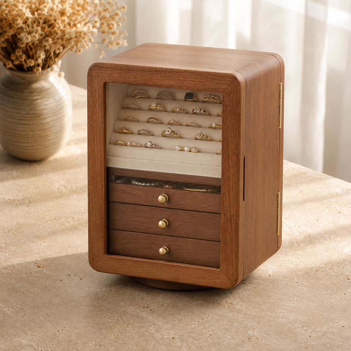 Boîte À Bijoux Rotative En Bois Foncé Avec Vitre Transparente presente en situation avec vase de fleurs sechees en arriere-plan