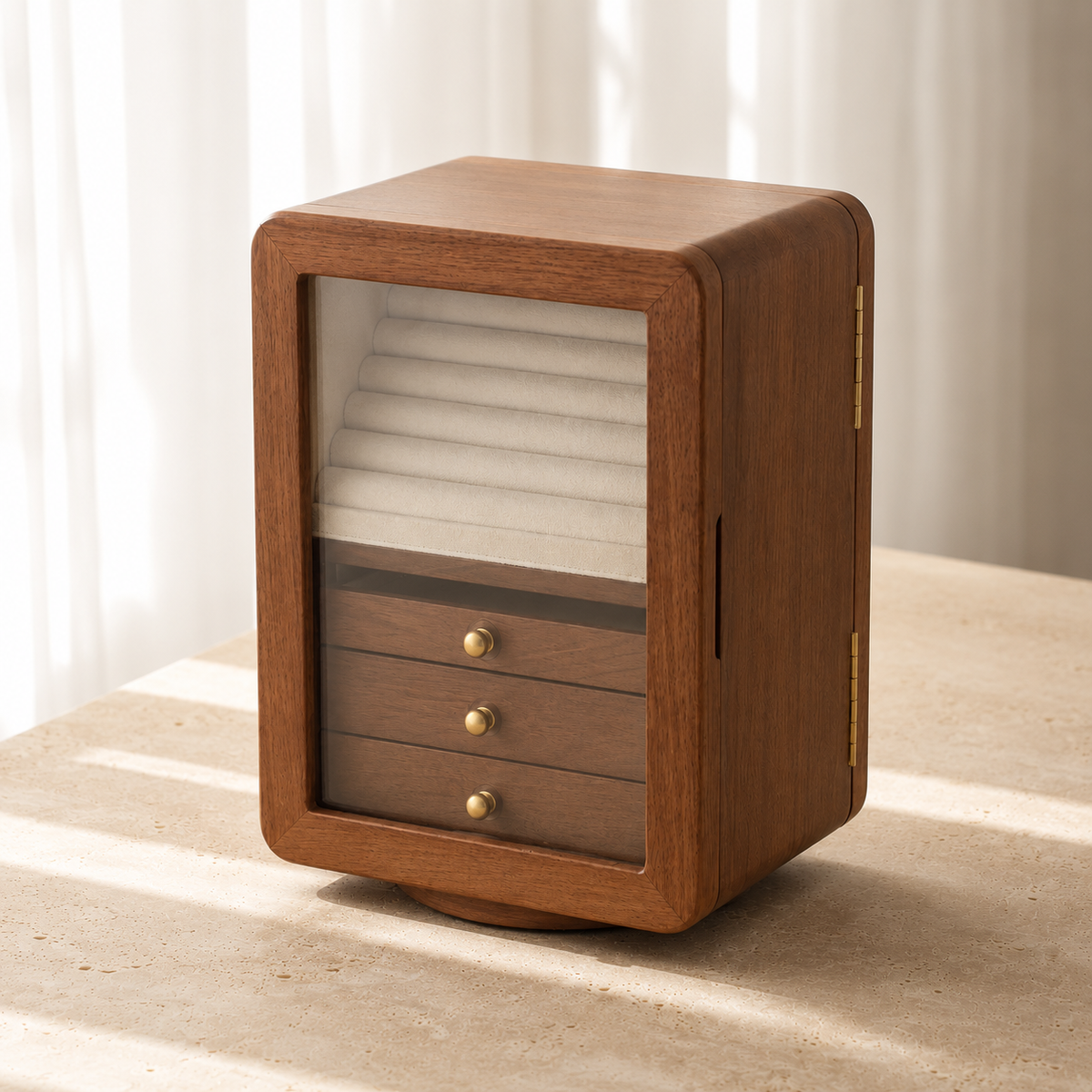Boîte À Bijoux Rotative En Bois Foncé Avec Vitre Transparente vue studio sur fond neutre