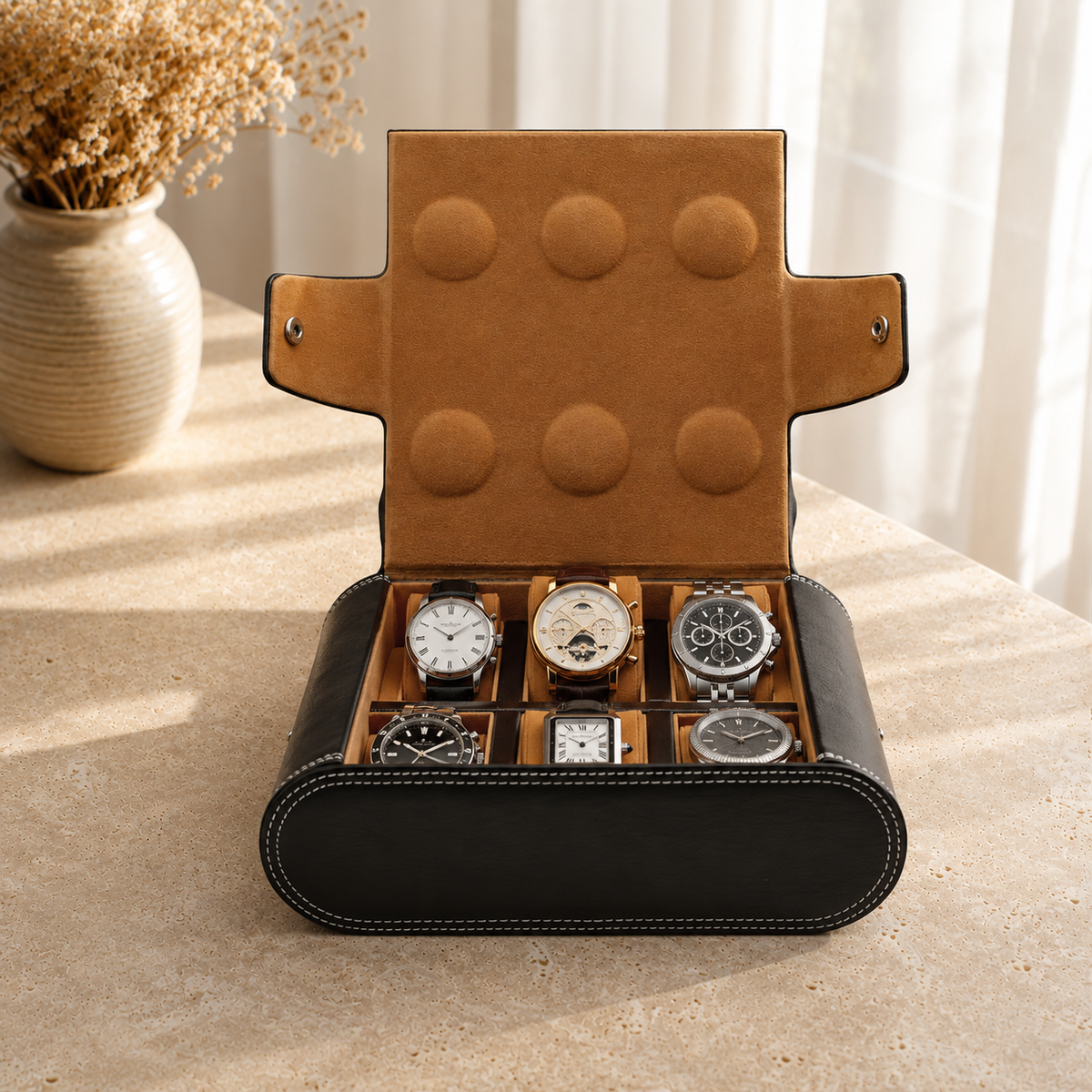 Boîte À Montres En Cuir Noir Intérieur Camel presente en situation avec vase de fleurs sechees en arriere-plan