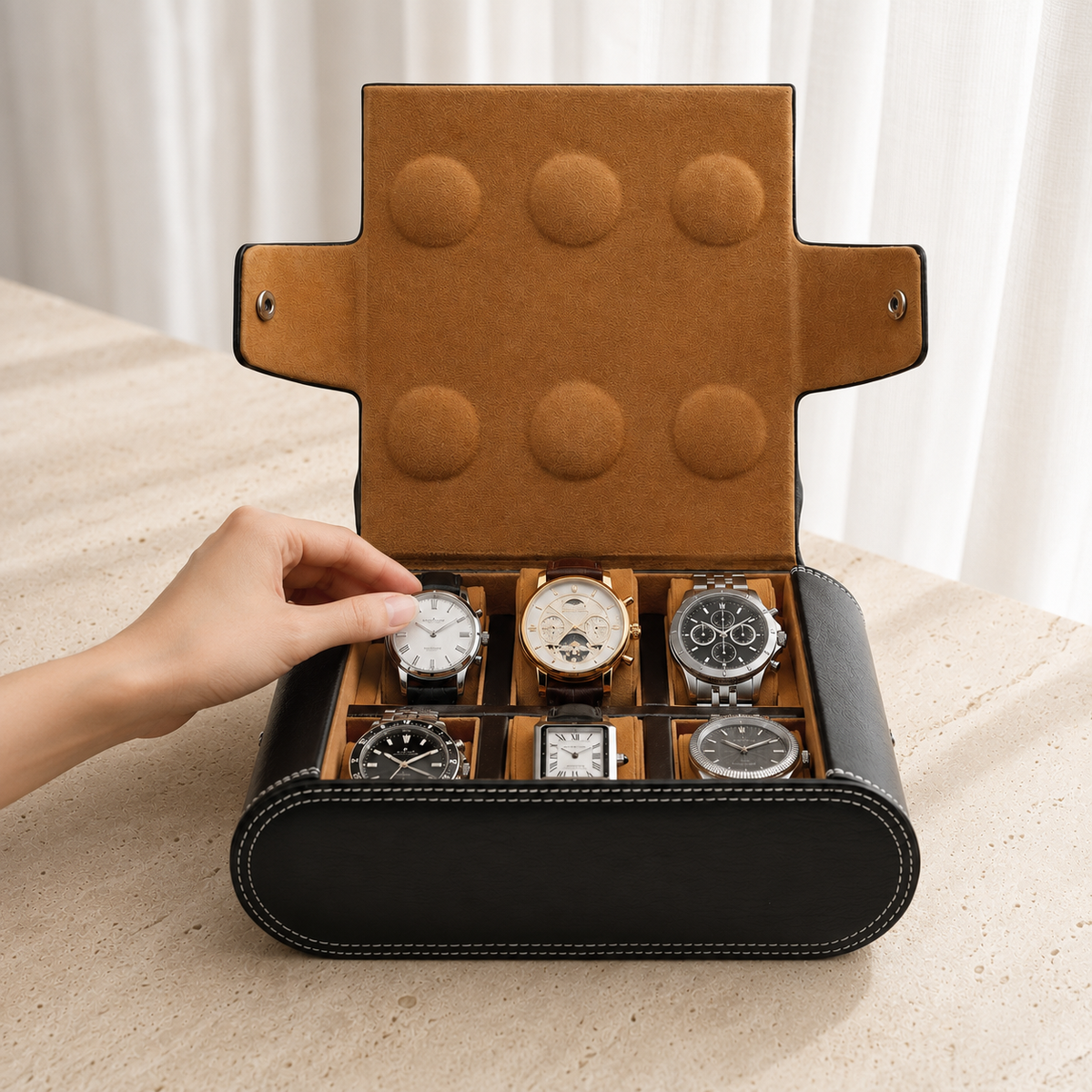 Boîte À Montres En Cuir Noir Intérieur Camel en situation, main pour reference d'echelle