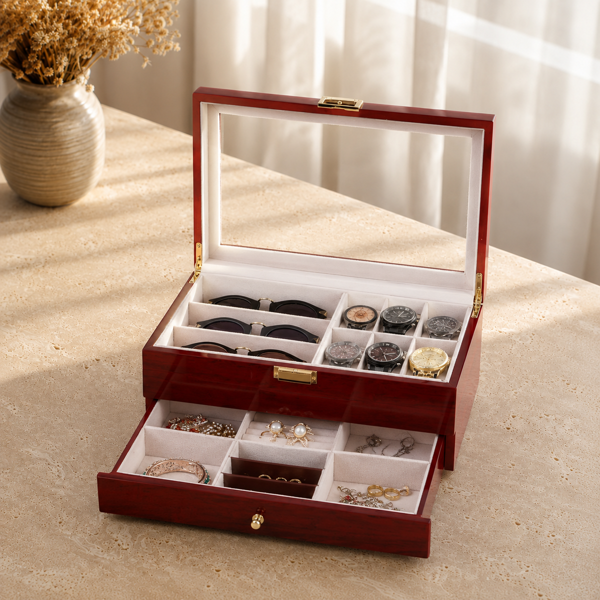 Boîte À Montres Et Bijoux Bois Rouge Avec Couvercle Transparent presente en situation avec vase de fleurs sechees en arriere-plan