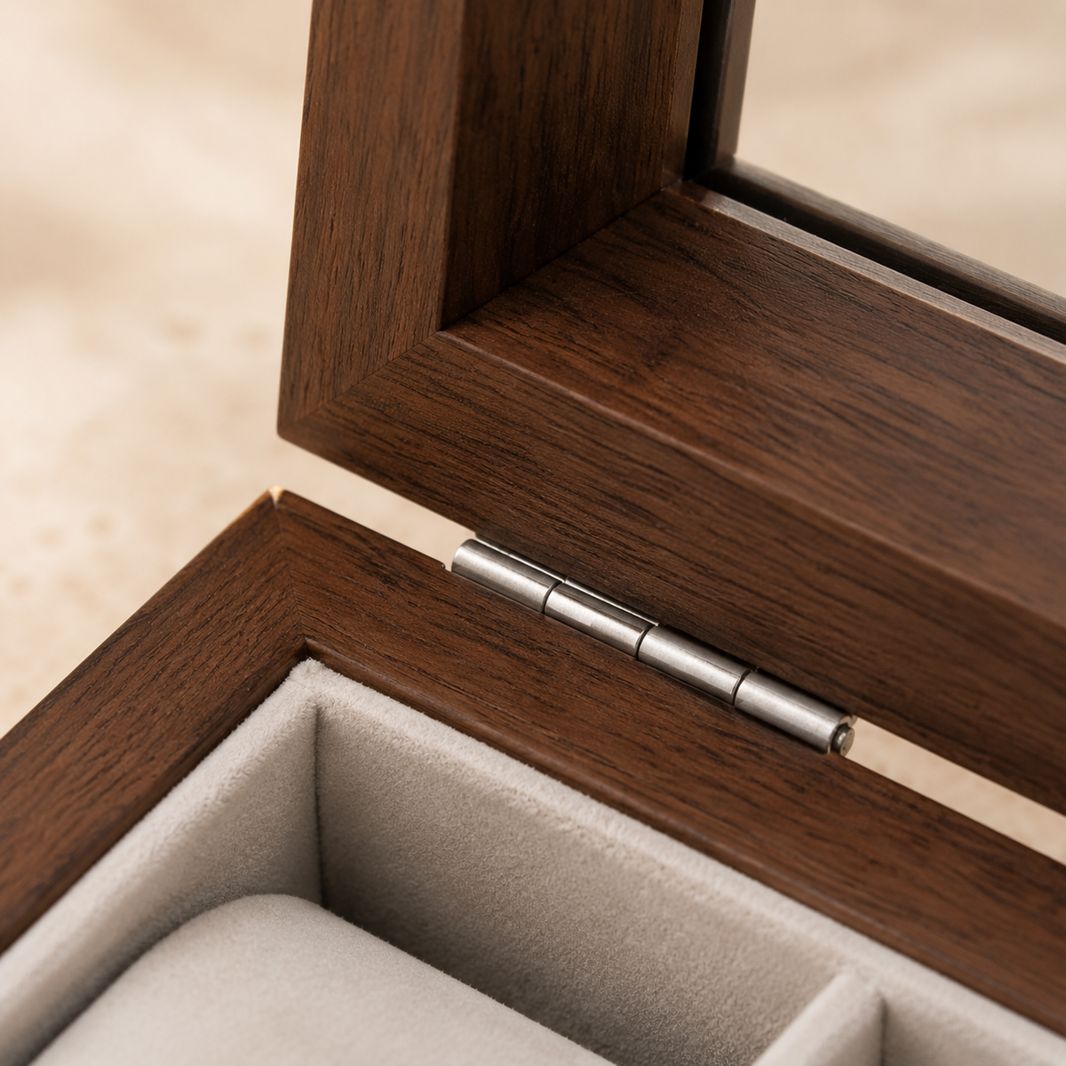 detail macro de la charniere de Boîte à Montres 3 Slots en Bois