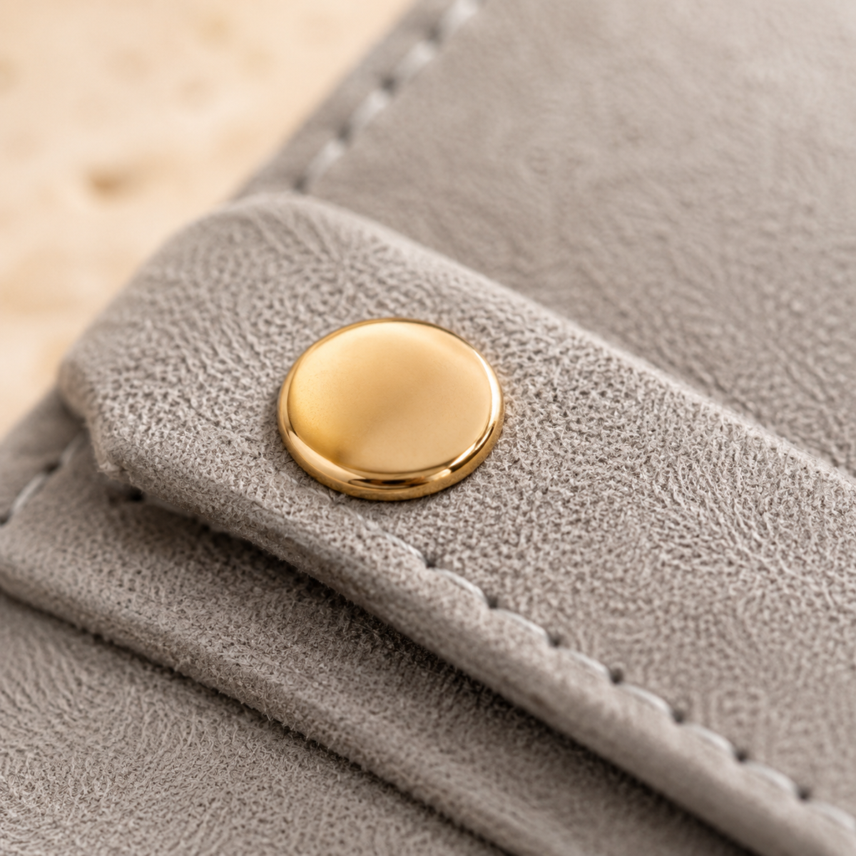 detail macro du bouton pression de Pochette Bijoux Voyage Suédine (Gris)
