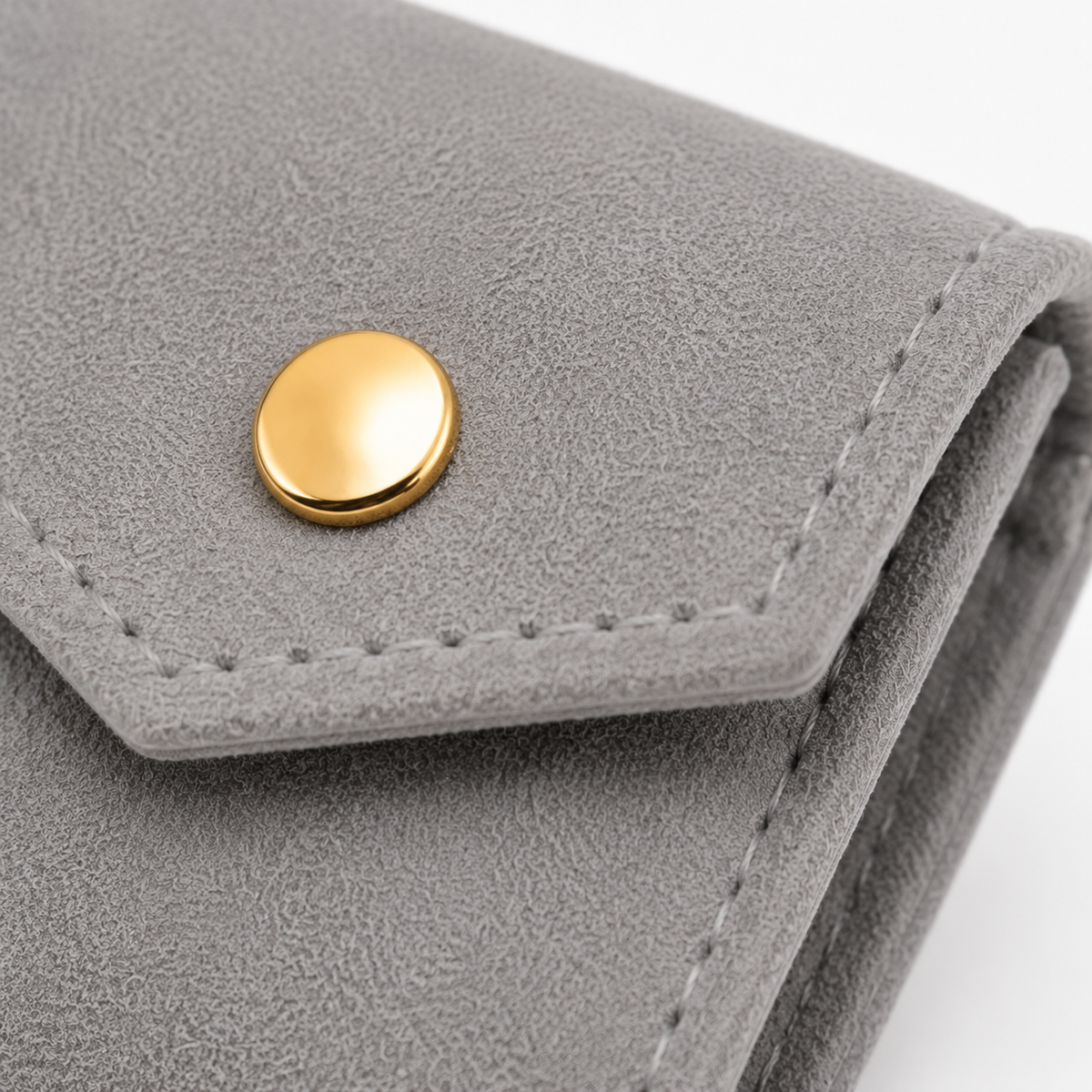 detail macro studio du bouton pression de Pochette Bijoux Voyage Suédine (Gris) Image