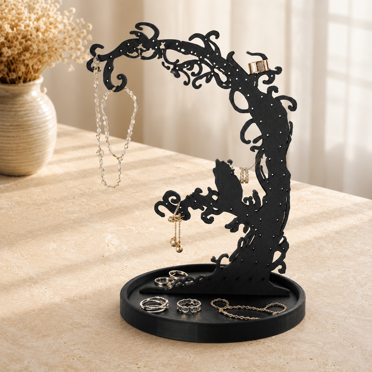 Porte Bijoux Chat Noir Gothique presente en situation avec vase de fleurs sechees en arriere-plan