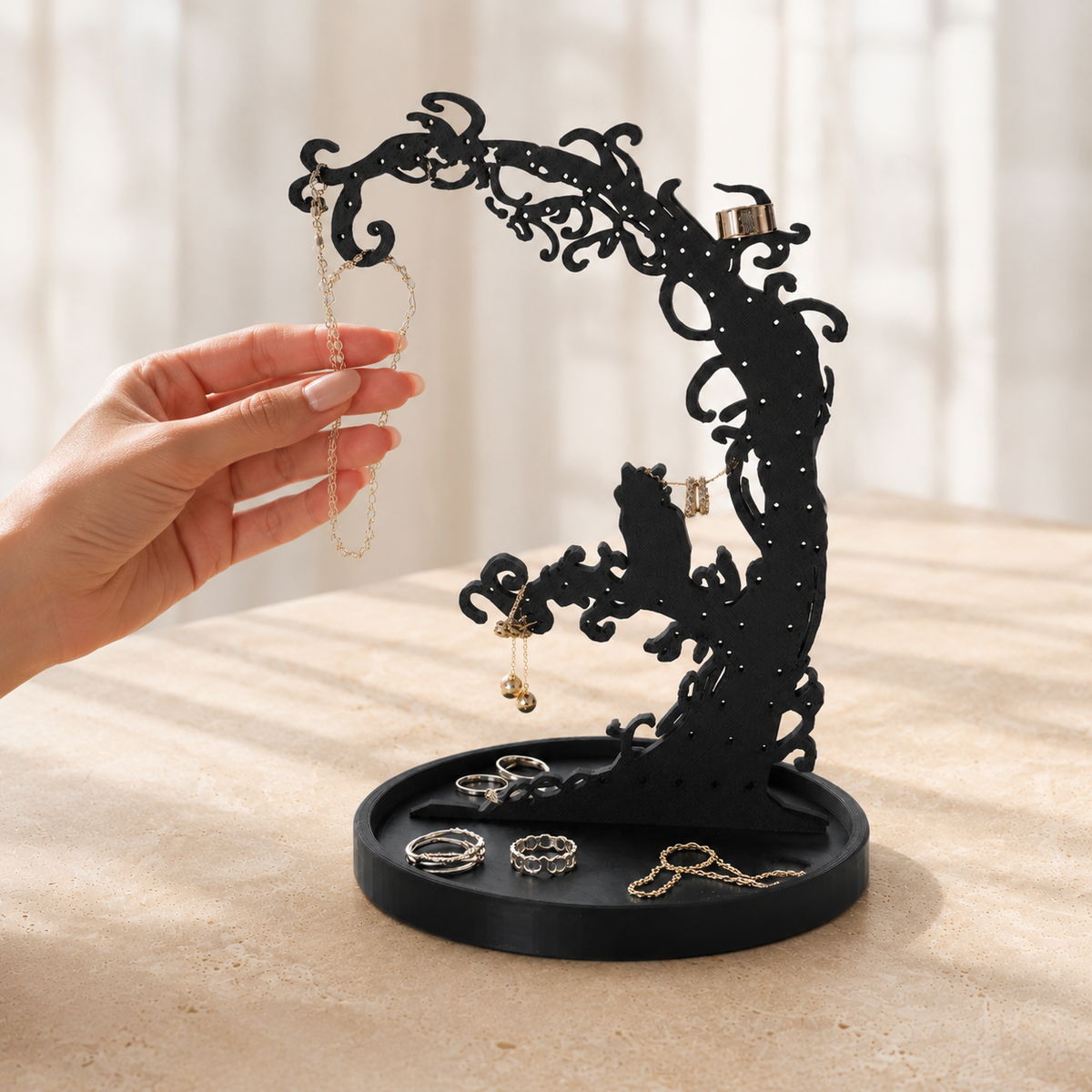 Porte Bijoux Chat Noir Gothique en situation, main pour reference d'echelle