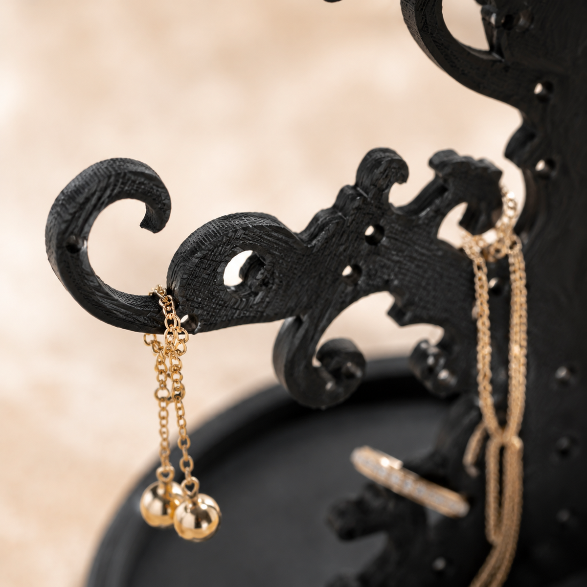 detail macro de la finition de Porte Bijoux Chat Noir Gothique