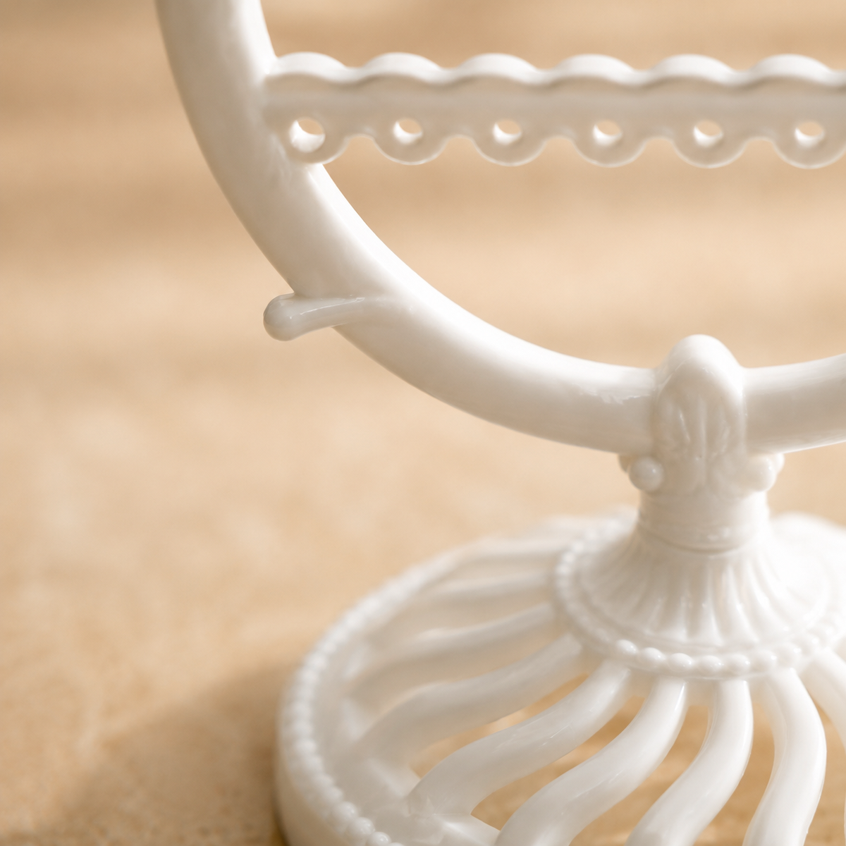 detail macro de la finition de Présentoir À Boucles D’Oreilles Blanc Trois Niveaux (Blanc)