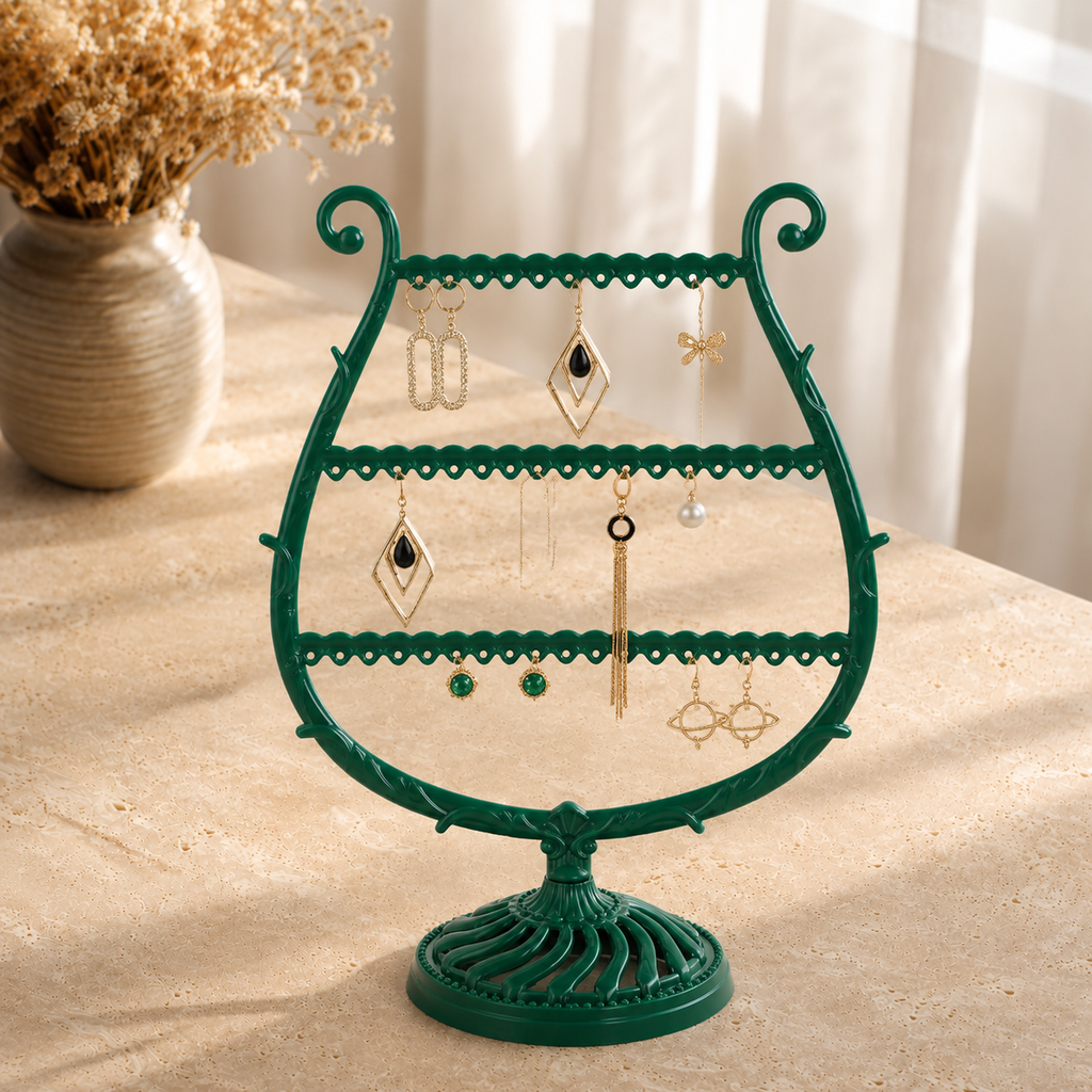 presentoir a boucles d'oreilles trois niveaux (Vert) avec vase de fleurs sechees en arriere-plan